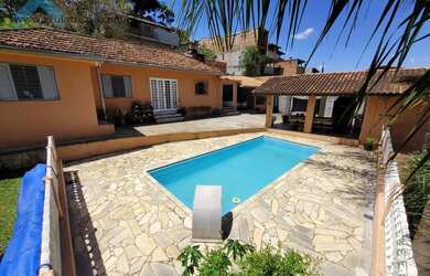 Imagem: A chácara possui 3 Dormitórios, 1 Suíte, 3 Banheiros, 4 Vagas