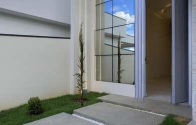 Imagem: A casa possui 3 Dormitórios, 3 Suítes, 4 Banheiros, 2 Vagas