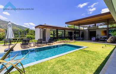 Imagem: A casa em condomínio possui 4 Dormitórios, 4 Suítes, 6 Banheiros