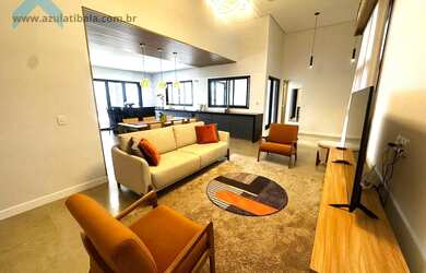 Imagem: A casa em condomínio possui 3 Dormitórios, 3 Suítes, 4 Banheiros