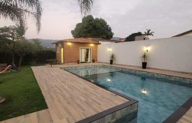 Imagem: A chácara possui 4 Dormitórios, 2 Suítes, 4 Banheiros, 5