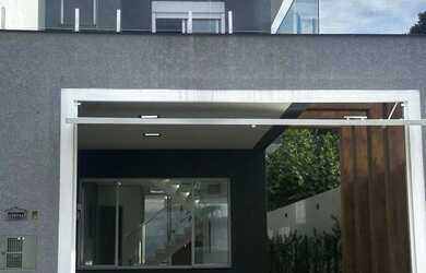 Imagem: A casa possui 3 Dormitórios, 3 Suítes, 4 Banheiros, 3 Vagas