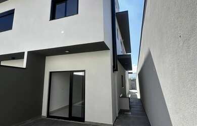 Imagem: A casa possui 3 Dormitórios, 3 Suítes, 2 Banheiros, 2 Vagas