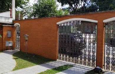 Imagem: A casa possui 3 Dormitórios, 1 Suíte, 2 Banheiros, 4 Vagas