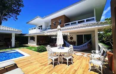 Imagem: A casa em condomínio possui 4 Dormitórios, 4 Suítes, 6 Banheiros