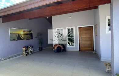 Imagem: A casa possui 3 Dormitórios, 1 Suíte, 1 Banheiro, 4 Vagas