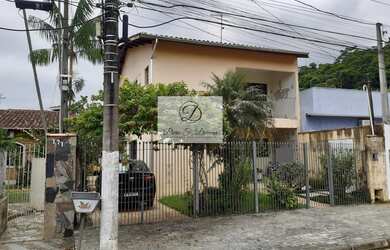 Imagem: A casa possui 5 Dormitórios, 1 Suíte, 3 Banheiros, 5 Vagas