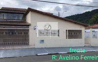 Imagem: A casa possui 5 Dormitórios, 4 Suítes, 1 Banheiro, 4 Vagas