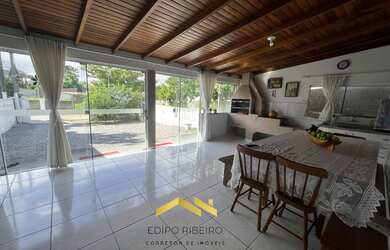 Imagem: A casa possui 3 Dormitórios, 1 Suíte, 2 Banheiros, 3 Vagas