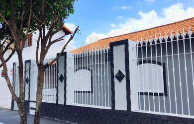 Imagem: A casa possui 4 Dormitórios, 1 Suíte, 2 Banheiros, 1 Vaga