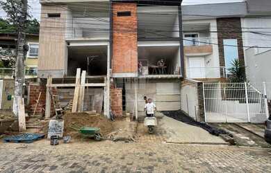 Imagem: A casa possui 3 Dormitórios, 3 Suítes, 4 Banheiros, 2 Vagas