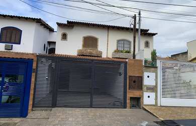 Imagem: A casa possui 4 Dormitórios, 1 Suíte, 3 Banheiros, 2 Vagas