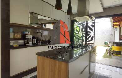 Imagem: A casa possui 3 Dormitórios, 3 Suítes, 4 Banheiros, 2 Vagas