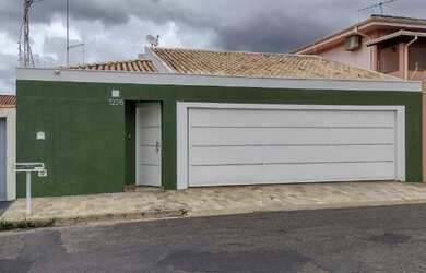 Imagem: A casa possui 3 Dormitórios, 1 Suíte, 2 Banheiros, 3 Vagas