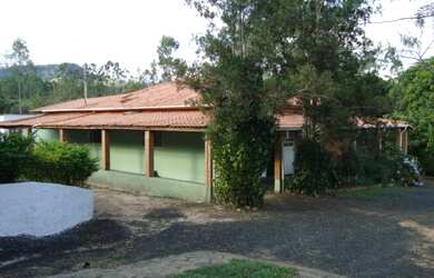 Imagem: A chácara possui 4 Dormitórios, 2 Suítes, 1 Banheiro, 5 Vagas