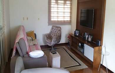 Imagem: A casa possui 4 Dormitórios, 1 Suíte, 2 Banheiros, 6 Vagas