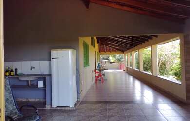 Imagem: A chácara possui 3 Dormitórios, 2 Suítes, 1 Banheiro, 6 Vagas