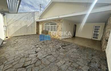 Imagem: A casa possui 4 Dormitórios, 1 Suíte, 3 Banheiros, 4 Vagas