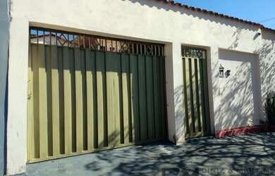 Imagem: A casa possui 2 Dormitórios, 1 Banheiro, 2 Vagas na garagem