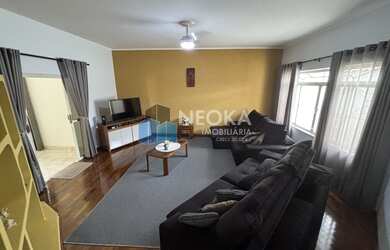 Imagem: A casa possui 3 Dormitórios, 1 Suíte, 3 Banheiros, 2 Vagas