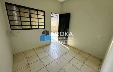 Imagem: A casa possui 2 Dormitórios, 1 Banheiro, 2 Vagas na garagem