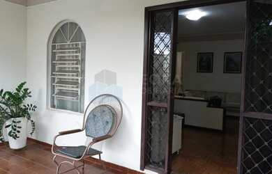 Imagem: A casa possui 3 Dormitórios, 1 Suíte, 2 Banheiros, 2 Vagas