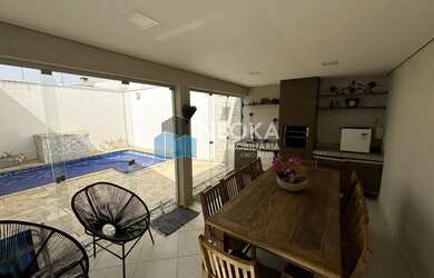 Imagem: A casa possui 3 Dormitórios, 1 Suíte, 2 Banheiros, 2 Vagas