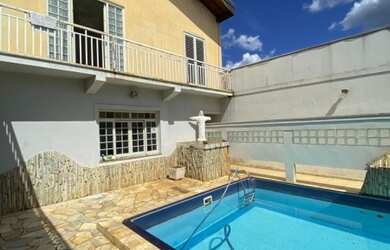 Imagem: A casa possui 4 Dormitórios, 1 Suíte, 5 Banheiros, 4 Vagas