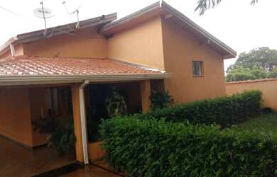 Imagem: A casa possui 2 Dormitórios, 1 Suíte, 1 Banheiro, 2 Vagas