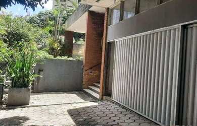 Imagem: A casa possui 5 Dormitórios, 4 Suítes, 7 Banheiros, 1 Vaga