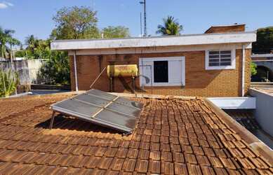 Imagem: A casa possui 4 Dormitórios, 3 Suítes, 5 Banheiros, 8 Vagas