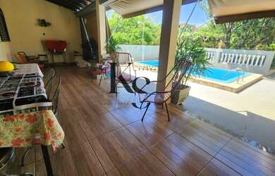 Imagem: A chácara possui 3 Dormitórios, 2 Banheiros, 4 Vagas na garagem