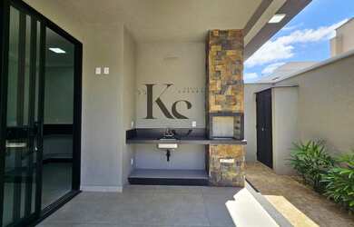 Imagem: A casa em condomínio possui 3 Dormitórios, 3 Suítes, 4 Banheiros