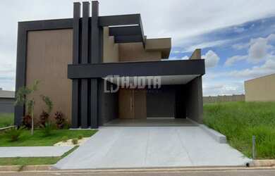 Imagem: A casa em condomínio possui 3 Dormitórios, 3 Suítes, 3 Banheiros