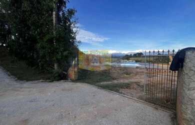 Imagem: A chácara possui 2 Dormitórios, 1 Banheiro, 2 Vagas na garagem