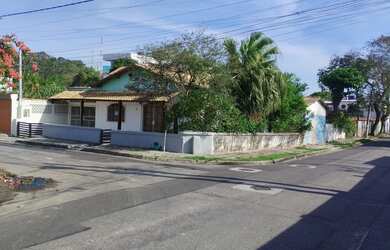 Imagem: A casa possui 3 Dormitórios, 1 Suíte, 2 Banheiros, 2 Vagas