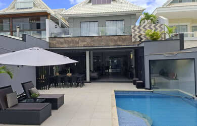 Imagem: A casa possui 5 Dormitórios, 5 Suítes, 10 Banheiros, 4 Vagas