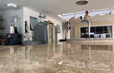 Imagem: A casa possui 7 Dormitórios, 7 Suítes, 10 Banheiros, 11 Vagas