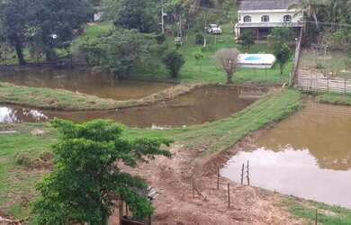 Imagem: A fazenda possui 4 Dormitórios, 2 Suítes, 4 Banheiros, 5 Vagas