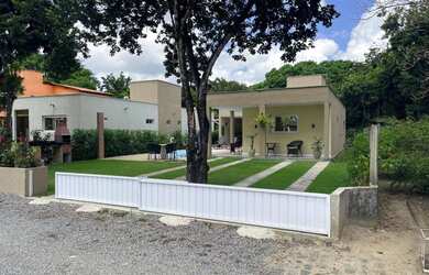 Imagem: A casa possui 2 Dormitórios, 3 Banheiros, 4 Vagas na garagem