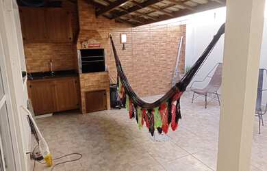 Imagem: A casa em condomínio possui 3 Dormitórios, 2 Suítes, 3 Banheiros