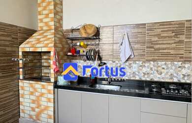 Imagem: A casa em condomínio possui 3 Dormitórios, 1 Suíte, 2 Banheiros