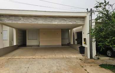 Imagem: A casa em condomínio possui 2 Dormitórios, 1 Suíte, 2 Banheiros