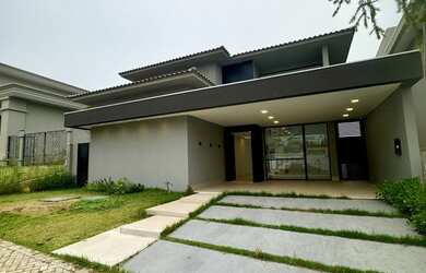 Imagem: A casa em condomínio possui 5 Dormitórios, 4 Suítes, 6 Banheiros