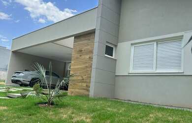 Imagem: A casa em condomínio possui 3 Dormitórios, 1 Suíte, 3 Banheiros