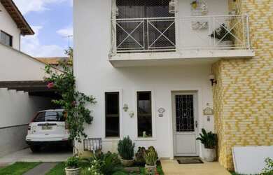 Imagem: A casa em condomínio possui 3 Dormitórios, 1 Suíte, 2 Banheiros