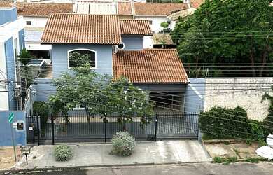 Imagem: A casa possui 3 Dormitórios, 1 Suíte, 4 Banheiros, 3 Vagas