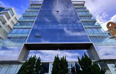 Imagem: A casa possui 6 Dormitórios, 5 Suítes, 5 Banheiros, 6 Vagas