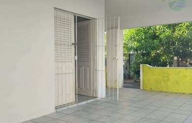 Imagem: A casa possui 3 Dormitórios, 1 Suíte, 2 Banheiros, 5 Vagas