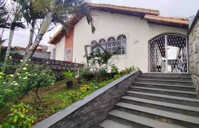 Imagem: A casa possui 6 Dormitórios, 2 Suítes, 3 Banheiros, 2 Vagas